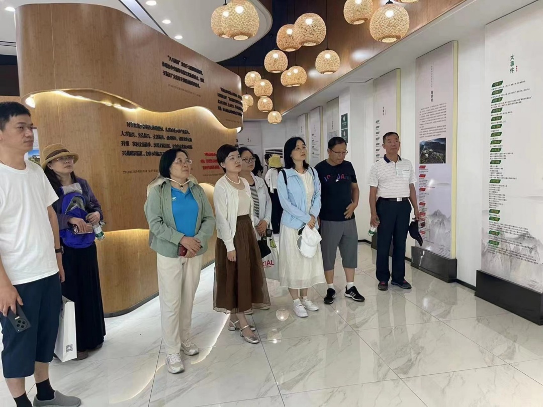 一群人站在室内
描述已自动生成