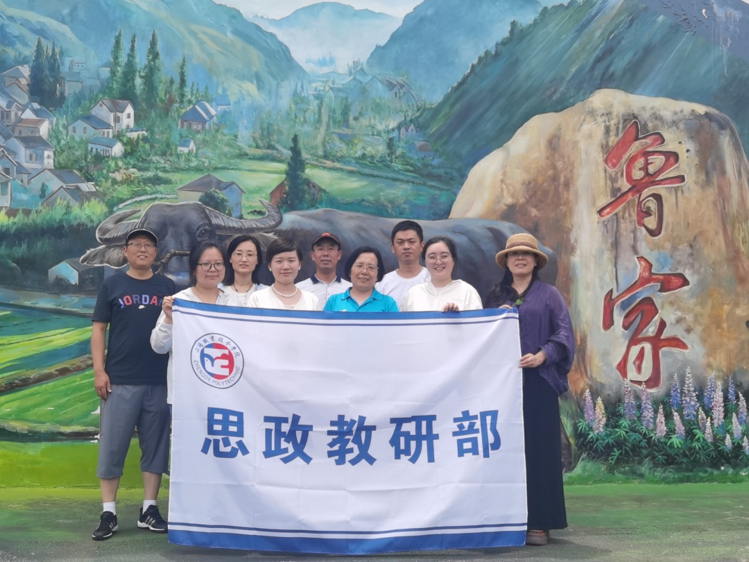 人们在山上拍照
中度可信度描述已自动生成