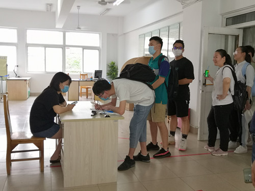 同学们有序排队测温登记_副本.jpg