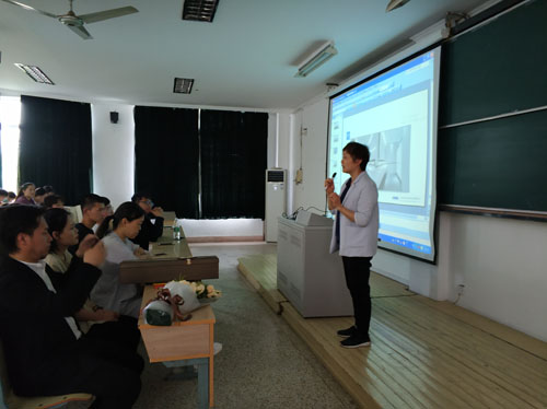 3徐凤霞女士发言.jpg 3徐凤霞女士发言.jpg