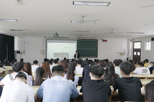 1许业武老师讲成长之路主题.jpg 1许业武老师讲成长之路主题.jpg