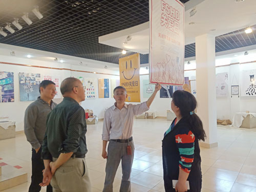 参观展厅的老师.jpg 参观展厅的老师.jpg