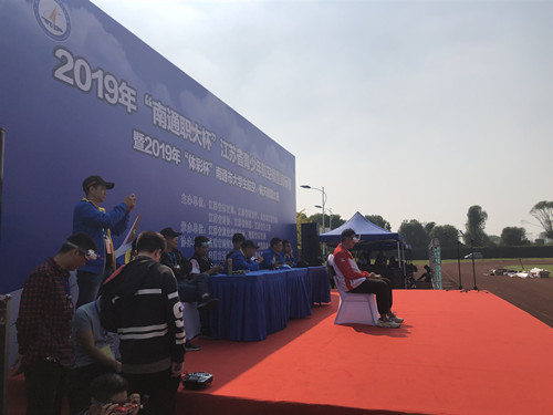 图5 91自拍
航模队同学在进行“多旋翼飞行器穿越竞技”比赛_副本.jpg