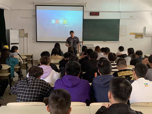 宫亮总经理讲座_副本.jpg 宫亮总经理讲座_副本.jpg