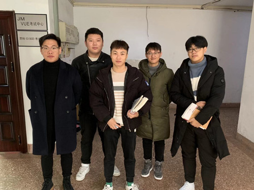 学生在南航大逸夫馆VUE考试中心参加考证_副本.jpg 学生在南航大逸夫馆VUE考试中心参加考证_副本.jpg