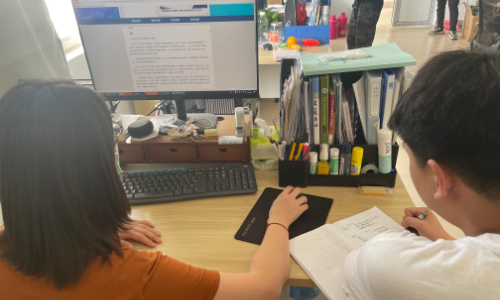 师生共读,与书同行.jpg 师生共读,与书同行.jpg