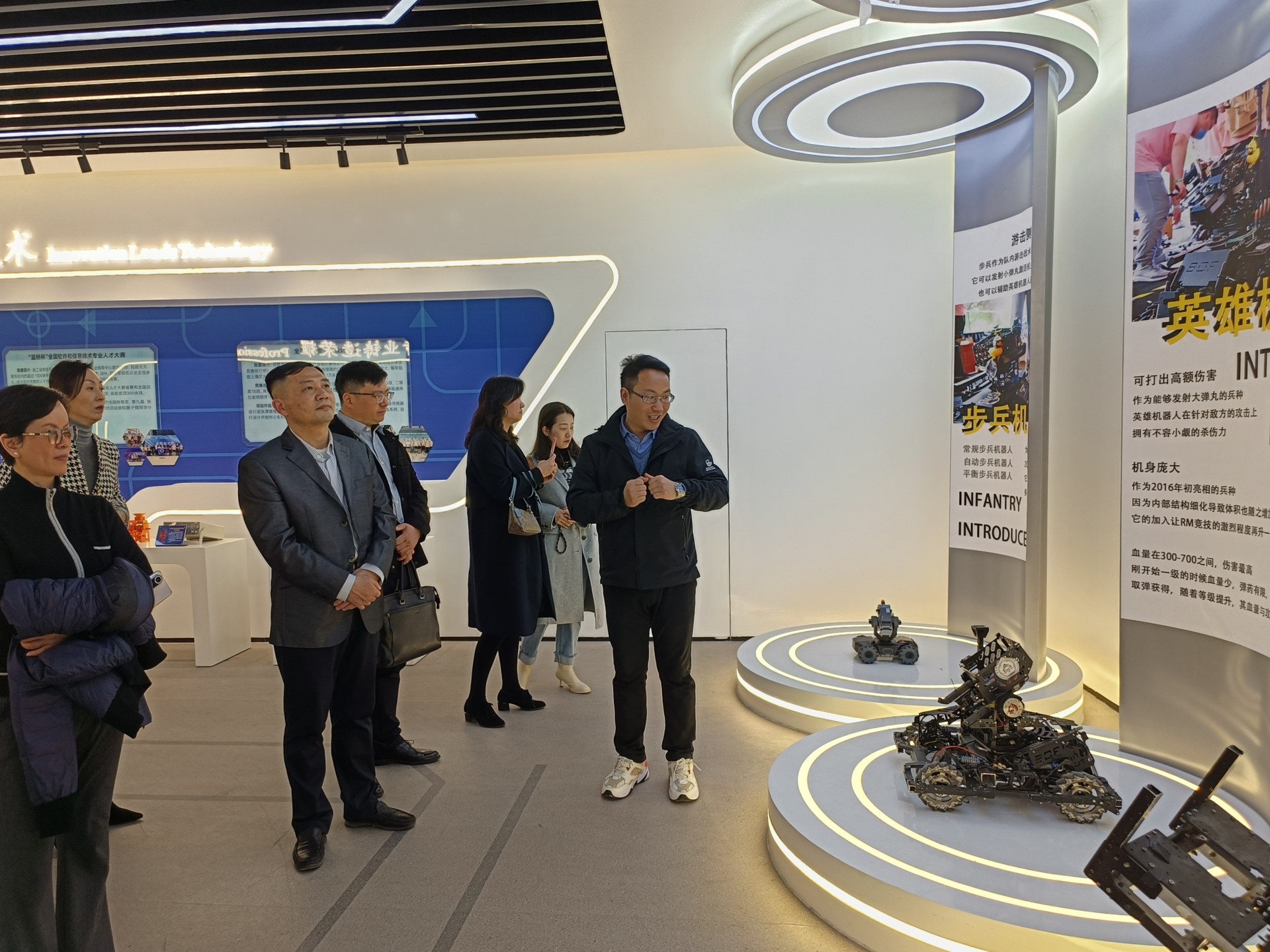 参观3.jpg 参观3.jpg