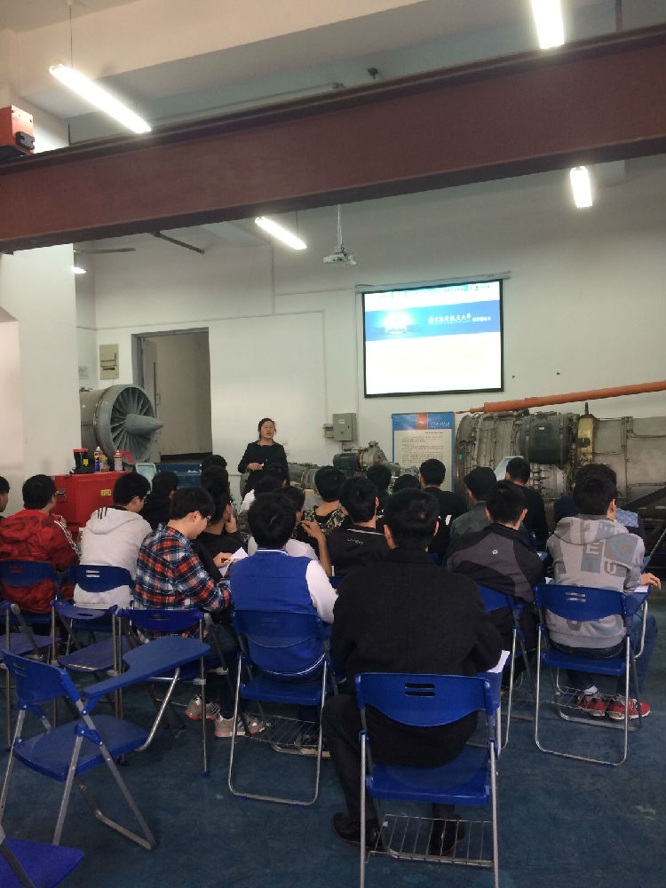 2014级航空机电设备维修班的同学在认真听课.jpg