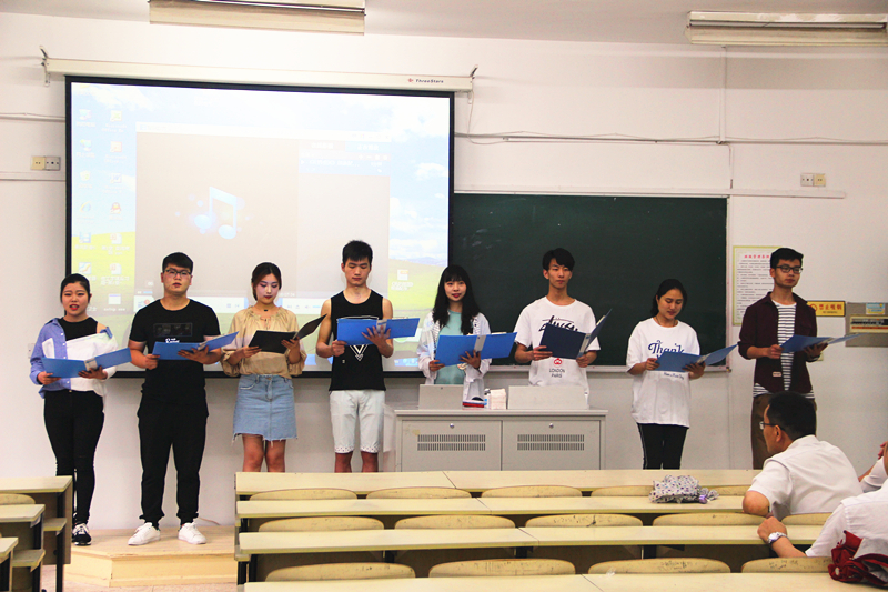 图三 朗诵项目同学在排练.jpg