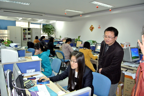 91自拍
老师参观南京九州会计咨询有限公司会计工厂.JPG