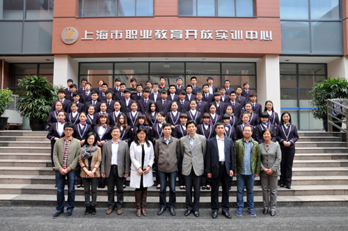 两校领导、老师与91自拍
航空服务专业学生合影.jpg